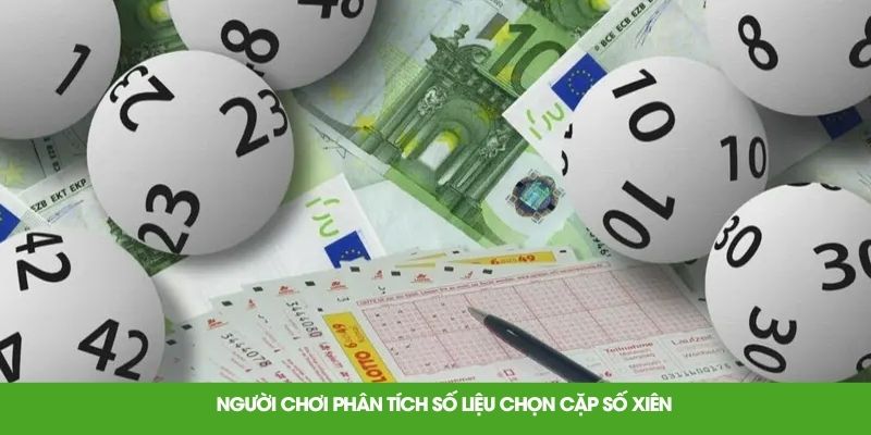 Người chơi phân tích số liệu chọn cặp số xiên